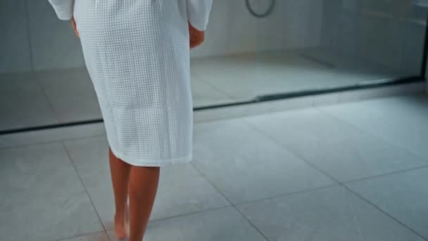 Mulher Magra Vestida Roupão Banho Branco Banheiro Feminino Despido Entrando — Vídeo de Stock