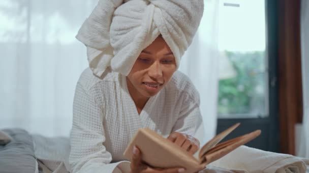 Lady Vychutnat Čtení Doma Útulné Relaxační Ráno Dovolenou Koníček Životní — Stock video