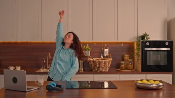 快乐的女人在家里跳舞滑稽慢动作 积极向上的情绪 无忧无虑 — 图库视频影像