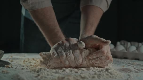 Закрыть Руки Мужчины Месить Тесто Столе Делает Традиционный Хлеб Замедленной Стоковый Видеоролик