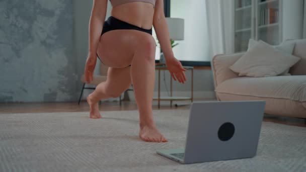 Una Donna Che Indossa Pantaloncini Top Facendo Allenamento Yoga Con — Video Stock
