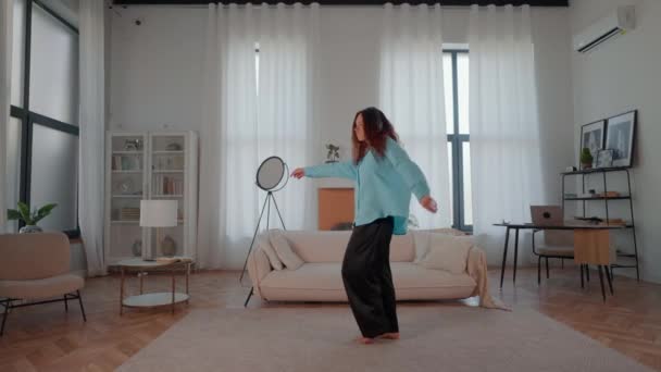 Женщина Наслаждается Свободным Временем Дома Слушая Музыку Танцуя Счастливая Женщина — стоковое видео