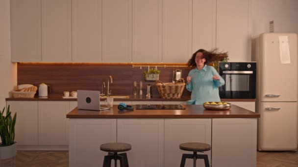 Eine Frau Feiert Erfolg Aufgeregt Tanz Der Küche Glücklich Und — Stockvideo