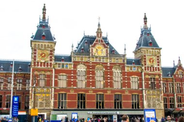 Amsterdam mı? Amsterdam Centraal İstasyonu 'nda tren durağı için imza atın. Hat numarası ve gideceği yer de dahil olmak üzere tramvay durağı bilgileri Hollandaca sergilenmektedir. Toplu taşıma bilgileri. Bilet gerekli