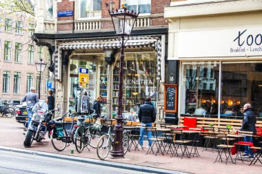 Amsterdam 'da, bir kitapçı veya kafe için içinde Hollandaca metin bulunan bir mağaza levhası muhtemeldir. Tabelada Utrechtstraat Eensra 18 yazıyor, adres olabilir. 