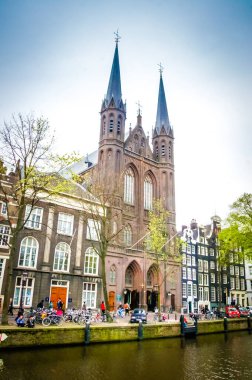 Amsterdam 'da resim gibi bir sahne. Westerkerk kilisesi Singel Kanalı 'nda gururla duruyor. Büyük mimarisi sakin sulara yansıyor..