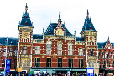 Amsterdam Centraal İstasyonu, saat kulesi olan büyük kırmızı tuğlalı bir bina, yoğun bir seyahat merkezidir. İstasyonun ön cephesinde 