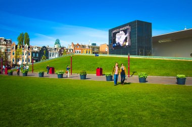 Amsterdam Stedelijk Müzesi form, fonksiyon ve Amsterdam 'ın sürekli gelişen kentsel manzarasının kesişimlerini inceleyen bir tasarım sergisini gözler önüne serer. Yeniliğin günlük yaşamla buluştuğu bir dünyaya dalın..