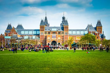 Amsterdam 'daki Rijksmuseum' da binanın mimari ayrıntılarını ve tanınmış bir sanat koleksiyonuna ev sahipliği yapan bir kültür simgesi olarak rolünü vurgulayan doğrudan cephesine yazılmış metinler yer alıyor..