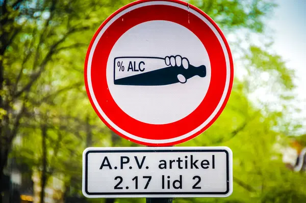 Amsterdam 'daki dairesel kırmızı beyaz tabela alkol tüketimini yasaklıyor. Metin Hollandaca..