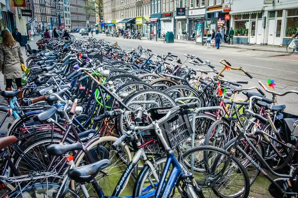Amsterdam mı? Kanal ve tarihi binaları olan manzaralı bir şehir. 