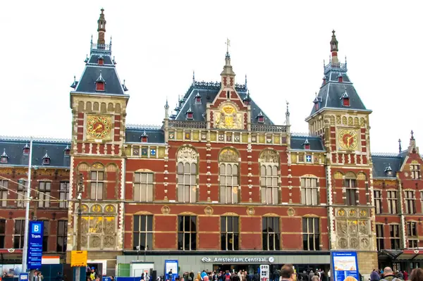 Amsterdam mı? Amsterdam Centraal İstasyonu 'nda tren durağı için imza atın. Hat numarası ve gideceği yer de dahil olmak üzere tramvay durağı bilgileri Hollandaca sergilenmektedir. Toplu taşıma bilgileri. Bilet gerekli