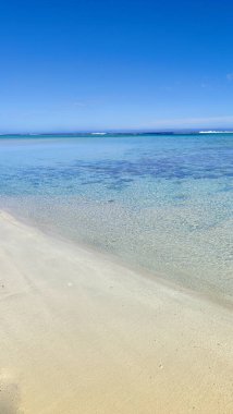 Kumsal. Beyaz kum. Açık mavi su. Huzur cenneti. Idyllic kaçışı. Cook Adaları.