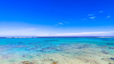 Kumsal. Açık mavi gökyüzü, durgun turkuaz su, beyaz kumlu plaj. Idyllic tropik cennet. Gerçeklerden kaçmak. Cook Adaları.