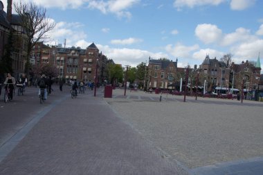 Amsterdam Müzesi, müzeler ve bir konser salonunun yer aldığı büyük bir meydandır. Canlı kültürel sahneleriyle tanınan yerel halk ve turistler için popüler bir yerdir. Kışın, bir şeye dönüşür.