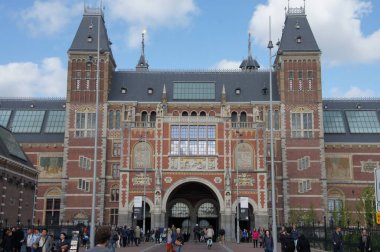 Amsterdam 'da sanat ve tarih sergilenen bir Hollanda Ulusal Müzesi olan Rijksmuseum hakim konumdadır. Büyük ihtimalle imajdaki büyük bina, kültürel hazineler ve popüler bir turizm merkezi..