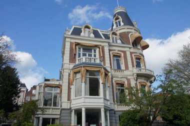 Amsterdam, yüksek verandalı ve geniş pencereli klasik kanal mimarisi ile övünüyor, ışığı maksimuma çıkarıyor ve su manzarası sunuyor.