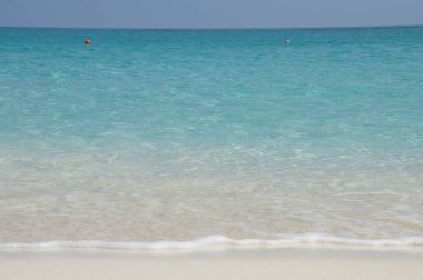 Kumsal. Beyaz kum, kristal berraklığında turkuaz su, sakin dalgalar. Idyllic tropik cennet. Gerçeklerden kaçmak. Bahamalar. Kumsal. Beyaz kum, kristal berraklığında turkuaz su, sakin dalgalar. Idyllic tropik