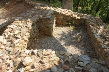 BLGARYA arkeolojik alanı. Antik binanın taş kalıntıları. Kalın duvarları olan dikdörtgen bir yapı. Geçmişteki insanların yaşadığına dair kanıt. Tarihin kalıntıları. BÜLGARYA