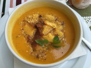 Sıcak bir kase geleneksel Bulgar çorbası, taze pişmiş ekmekle çevrili kırsal ahşap bir masanın üzerinde pişiyor. Bulgaristan. 