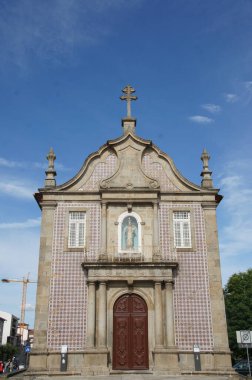 Igreja de Nossa Senhora-a-Branca, Braga, Portekiz. Süslü ve fayanslı dış görünüşlü bir Barok şapeli. Dini bağlılık ve mimari sanatçılık bu büyüleyici ortamda kusursuz bir şekilde harmanlanır.