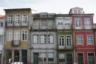 Braga, Portekiz sokaklarında balkonları olan renkli binalar. Canlı cepheler şehrin eşsiz karakterini gözler önüne seriyor. Tarihi bir Avrupa şehrindeki günlük hayata bir bakış.
