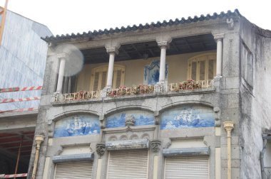Süslü balkon, ayrıntılı döşeme, kepenkli pencereler, Braga, Portekiz. Geleneksel Portekiz mimarisi zanaatkarlık ve tarih sergiliyor. Ülkenin zengin deniz mirasına şöyle bir göz atalım.