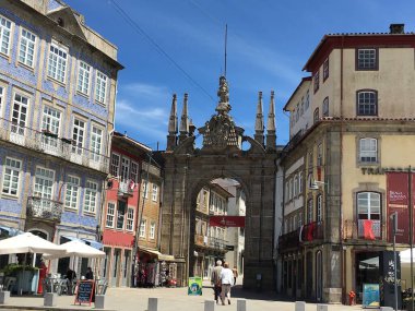 Süslü kemer çerçevesi Braga 'nın tarihi merkezini oluşturuyor. Barok başyapıtı, şehrin büyük girişi. Sembolik geçit, törensel geçit. Braga, Portekiz.