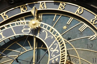 Prag Astronomik Saati. Detaylı astronomik saat yüzü. Altın eller ve sayılar, koyu arkaplanla tezat oluşturuyor. Zamanı, astrolojiyi ve burçları temsil eder. Prag 'ın zengin tarihini de sembolize ediyor.