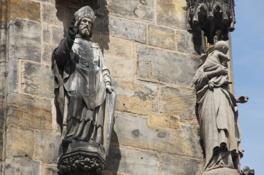 Prag Eski Belediye Binası Heykelleri. Gotik mimari. Nepomuk 'lu Aziz John ve Bakire Meryem. İnancın ve korumanın sembolü. Dini sanat. Rönesans başyapıtı. Çek Cumhuriyeti. Prag Eski Kasabası
