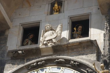 Prag Astronomik Saati. Prag 'daki Eski Şehir Meydanı' nda ortaçağ astronomik saati. Havarilerin figürleri her saat başı pencerelerden dışarı çıkar. Zamanın ve insanın geçişinin sembolik temsili