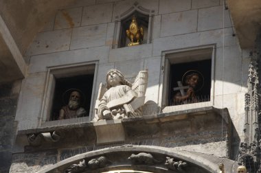 Prag Astronomik Saati. Azizler ve melekleri resmeden süslü heykellerle ortaçağ taş işçiliği. Altın horoz tepesinde. Zamanın geçişi ve dini inancın sembolü. Popüler bir turizm merkezi