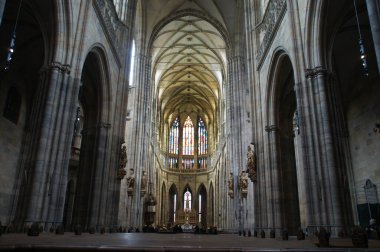 St. Vitus Katedrali iç mimarisi, Çek Cumhuriyeti. Yükselen kemerleri ve vitray pencereleri olan gotik bir mimari. Çek tarihi ve inancının sembolü. Huzur ve düşüncenin yerini temsil eder