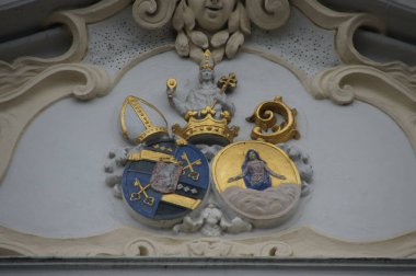 Çek Cumhuriyeti 'nin Heraldik yardım heykeli. Filler, piskopos, taç, mitre, anahtarlar, Madonna. Dini otoriteyi, gücü, Bakire Meryem 'i sembolize eder. Ayrıca sanatsal işçiliği ve tarihi eserleri de temsil eder.