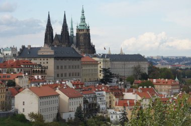 Bir Gotik mimari başyapıtı olan Prag Kalesi, Çek Cumhuriyeti 'nin zeminine karşı dimdik ayakta duruyor. Kulesi gökyüzünü delip geçerken, kırmızı çatılar tepeden aşağı dökülüyor, resim gibi bir şey yaratıyor.