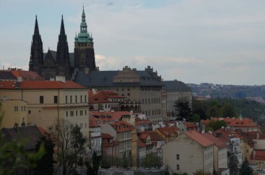 Çek tarihi ve kültürünün bir sembolü olan Prag Kalesi, geniş bir kırmızı çatılı bina kompleksinin üstündeki ufuk çizgisine hakim. Bu UNESCO Dünya Mirası sahası güç, esneklik ve