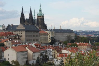 Prag Kalesi, şehre tepeden bakan geniş bir bina kompleksi. Gotik kuleleri ufuk çizgisine hakim. Çek tarihi ve kültürünün bir sembolü. Ülkenin zenginliğinin bir hatırası.