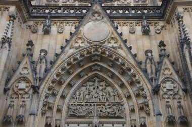 St. Vitus Katedrali, Prag Şatosu. Karmaşık oymalar ve hilkat garibeleri olan gotik mimari. Çek tarihi ve inancının sembolü. Aynı zamanda sanatın kalıcı gücünün bir göstergesidir.