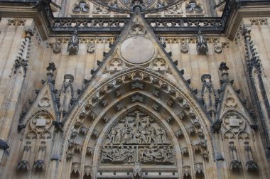 Büyüleyici bir Gotik başyapıt olan St. Vitus Katedrali Çek tarihi ve kültürünün bir sembolüdür. Karmaşık oymalarla süslenmiş, dini öneme ve mimariye bir vasiyet olarak duruyor.