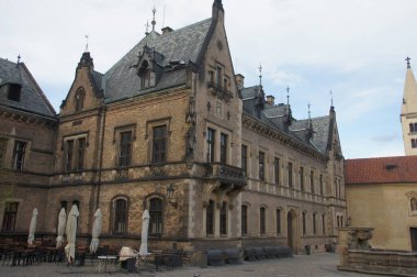 Prag Şatosu 'nun yeni rektör konutu. Neo-Rönesans tarzı bina. Prag Kalesi kompleksinin bir parçası. Gücü ve tarihi temsil ediyor. Güzelliği ve mimari zarafeti de sembolize eder. Çekçe