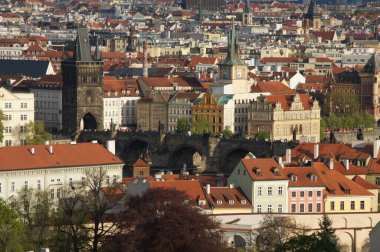 Çek Cumhuriyeti, Prag 'ın havadan görünüşü. Kırmızı çatılar ve dar sokaklar manzaraya hakim. Charles Köprüsü, tarihi bir taş köprü, Vltava Nehri 'ni geçer. Bu fotoğraf şehrin...