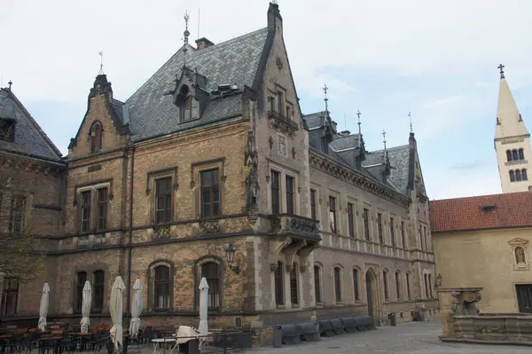 Prag Kalesi, gücün ve dayanıklılığın sembolü, Çek Cumhuriyeti 'nde dimdik ayakta duruyor. Neo-Rönesans mimarisi binaya hakim ve ikinci kattan bir balkon genişliyor. Bu...