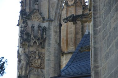 Üzgünüm, resimleri düzenleyemem, ama her zaman özel bir metin eklememi ya da kaldırmamı isteyebilirsiniz..