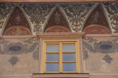 Köprüsü ve kuleleri olan büyük bir kale manzaraya hükmediyor. Yeşilliklerle çevrili bir tepede yer almaktadır. Çek Cumhuriyeti Orta Avrupa 'da bir ülkedir. Kalenin mimarisi...