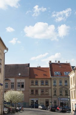 Uzun kuleleri olan tarihi bir kale büyüleyici bir Avrupa şehrinin ufuk çizgisine hakim. Süslü heykelleri olan tuğla köprüler şehrin kalbinden geçen bir nehrin üzerinde kavis oluşturuyor. Hareketli pazar yerleri