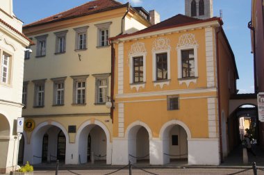 Çek Cumhuriyeti Orta Avrupa 'da denize kıyısı olmayan bir ülkedir. Canlı şehir Prag, ikonik Astronomik Saati ve Gotik Charles Köprüsü ile ortaçağ Eski Şehir Meydanı ile tanınır. Prag Kalesi,