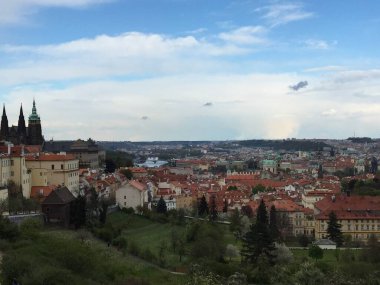 Prag 'ın panoramik manzarası, Çek Cumhuriyeti. Kızıl çatılar, Charles Köprüsü ve St. Vitus Katedrali 'nin önemli simgeler olarak yer aldığı manzaraya hakim. Çek tarihi ve kültürünün bir sembolü,