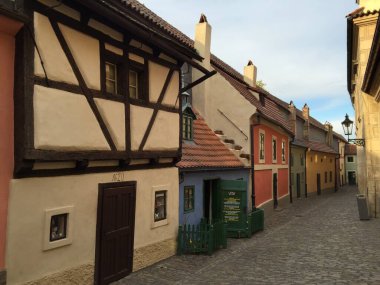 Golden Lane, Prag 'da. Renkli tarihi evlerle dolu dar bir kaldırım taşı caddesi. Bu popüler turistik yer peri masalı gibi atmosferiyle bilinir. Sokak aynı zamanda...