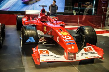 Dubai 'de hareketli bir Formula 1 otlağı. Sahneyi Vodafone, Ferrari, Shell, Bridgestone ve Olympus gibi büyük sponsorların logoları süsleyerek, büyük şirket markalarını gözler önüne seriyor.