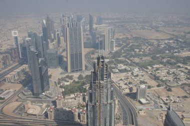 Gün batımında Dubai 'nin manzarasının panoramik bir görüntüsü, merkezinde Burj Khalifa' nın ikonik görüntüsü var. Sıcak ışık gökdelenleri yıkıyor, modern metropolde uzun gölgeler bırakıyor. Bu...